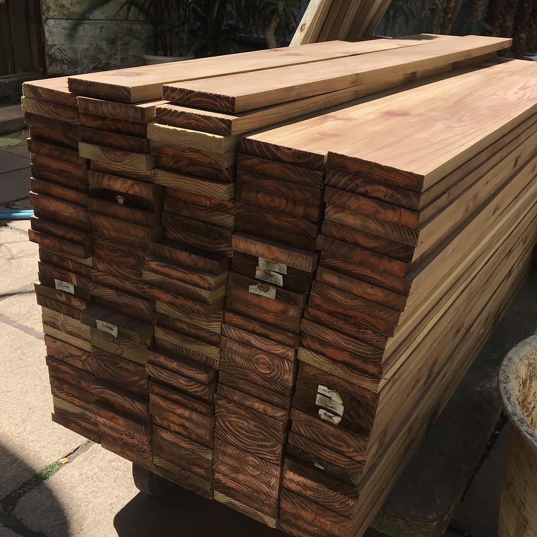 東京都向け特注ウッドプランターを制作中の様子